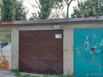Predam garaz blizko Racianskeho myta