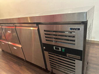 Predám chladiarensky stôl so 6 zásuvkami a 1 dvierka