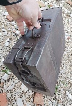 Flak 2cm schránka na zásobníky