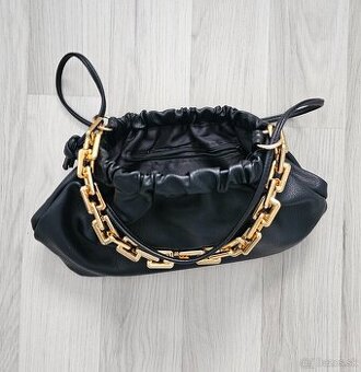 Štýlová čierna kabelka so zlatou reťazou