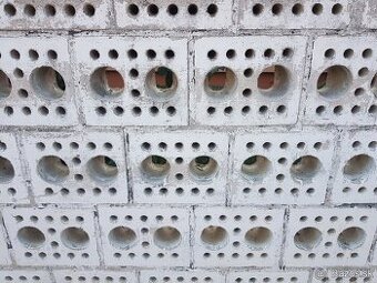 Predam betónové plotové tvárnice ako su na foto K dispozícii