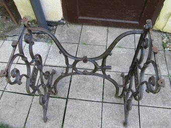 stojan zo šijaceho stroja