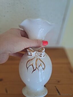 Porcelánová váza, mašlička.