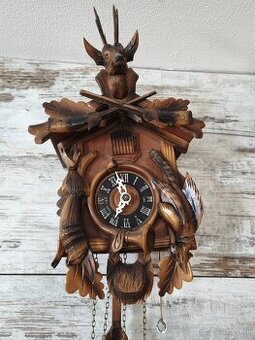 Predám funkčné 8 dňové kukučkové hodiny  poľovný motív