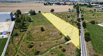 INVESTIČNÝ POZEMOK 2250 M2 NA PREDAJ – KRAKOVANY, časť STRÁŽ