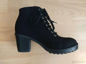 Dámske čierne členkové látkové topánky na podpätku