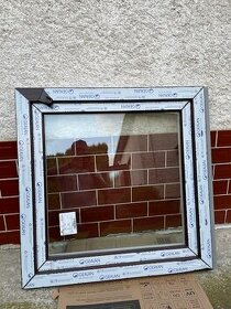 Nové plastové okno Gealan mahagón/biela,900x900, dvojsklo - 1