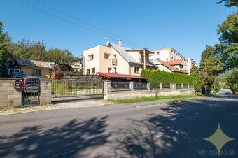 Exkluzívne na predaj krásny rodinný dom so 4mi apartmánmi s 