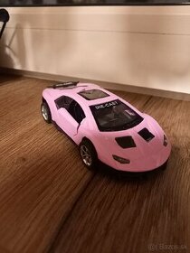 Model auta ružový