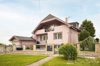 BOSEN | Priestranný dvojgeneračný RD s bazénom, obec Padáň