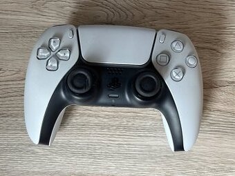Ovladac na PS5