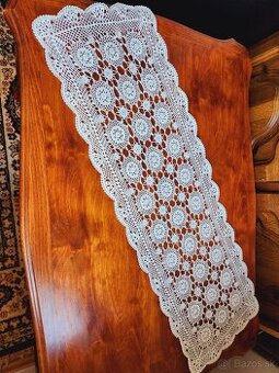 Krásna biela háčkovaná štóla s kolieskami 30x88 - 1