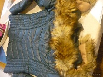 Zimná bunda s kožušinovou kapucňou, veľ. 38