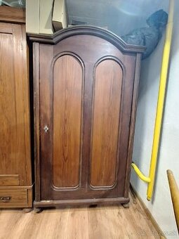 Skrina z dreva (starozitnost)