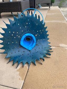 Poloautomaticky bazenovy vysavac