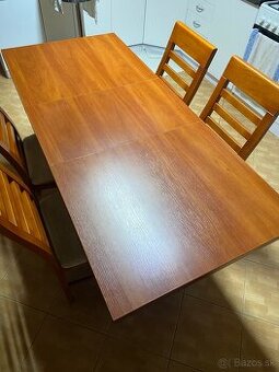 Jedálenský stôl