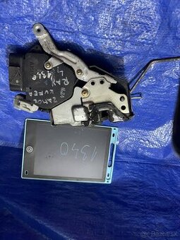 ZAMOK KUFRA TOYOTA RAV 4