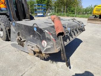 Zametacie zariadenie na smykovy nakladac.
