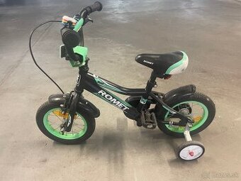 Detský bicykel s pomocnými kolieskami