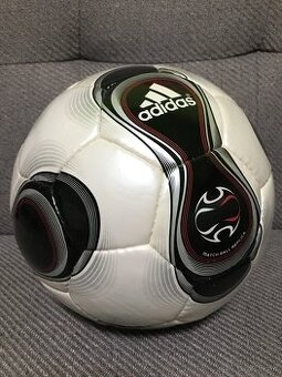 Futbalové lopty Adidas a Puma