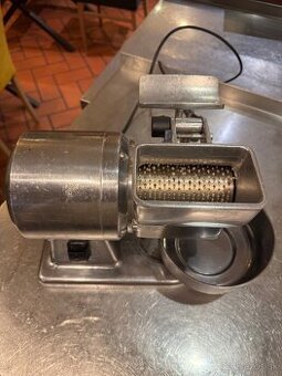 Strúhač na tvrdý syr/parmezán