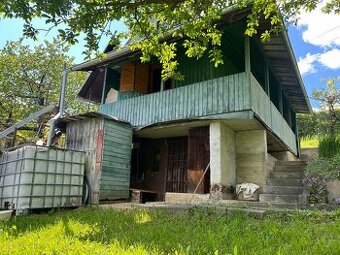 Ponúkam na predaj záhradu s drevenou chatkou a dreveným altá