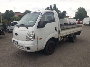 Kia K2900 motor 2.9 CRDi  rok 2008 valník biela farba.