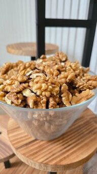 Ponúkam na predaj domáce lúpané orechy.