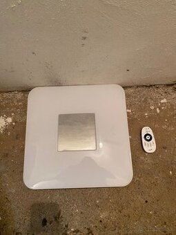 Poškodené LED stropné svietidlo na diaľkový ovládač