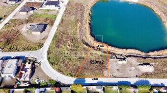 POZEMOK PRI JAZERE, KDE KAŽDÝ DEŇ VYZERÁ AKO DOVOLENKA –...