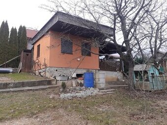 Murovaná záhradná chatka s pozemkom v Malých Kršteňanoch