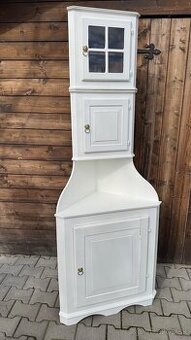 Rohová starožitná skrinka