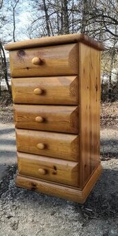 Celomasivna šuplikova komoda