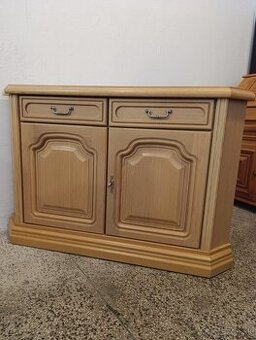 Rustikální masivní rohová komoda, Nábyzek s příbběhem