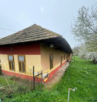 Predám starší rodinný dom s veľkým pozemkom v obci Pozba