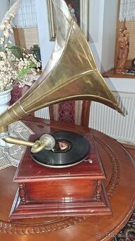 Starý gramofon-plne funkčný