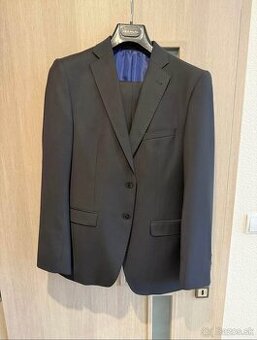 Čierny pánsky oblek.