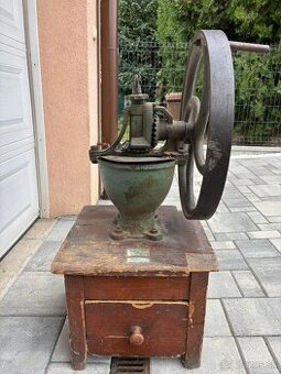 Starožitný ručný mlynček na obilie / šrotovník - 1920-1940