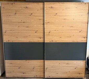 Šatníkova skriňa so zasuvacimy dverami