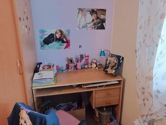 Skrina, skrinová polica a detský písací stôl so stoličkou