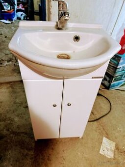 Umývadlo sobskrinkou a bateriou