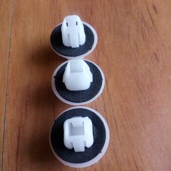 Plastové úchytky na Suzuki.