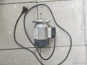 Elektromotor s prírubou