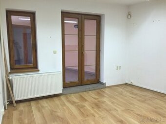 Kancelária s veľkou terasou na pešej zóne v Nitre, 18 m2