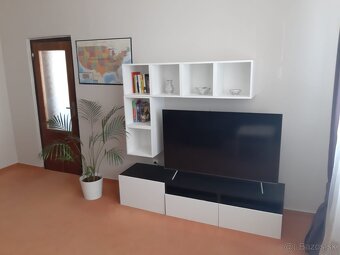 TV stolík bielo-čierny z Ikei BESTA / EKET