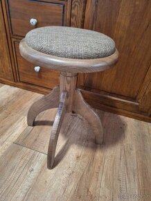 Postrovana stolicka zidlicka ku klaviru