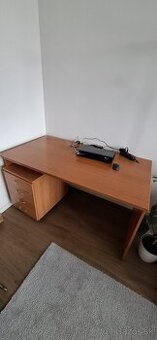 Kancelársky stôl s uzamykateľným kontajnerom