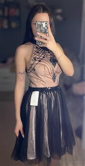 Krátke spoločenske šaty s vysačkou, S