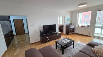 Bývanie v srdci Pezinka – 3-izbový byt s balkónom a veľkou p