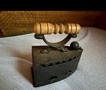 Starožitná žehlička